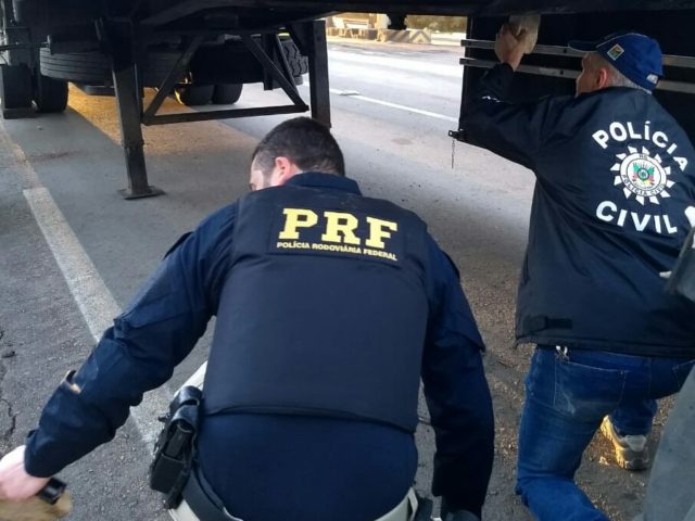 PRF efetua prisões, recupera veículos e apreende 50 kg em drogas