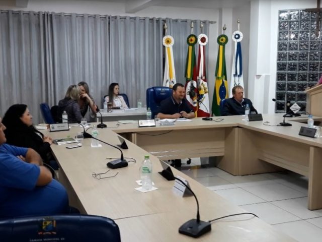 Vereadores de Barros Cassal discutem fechamento de escolas municipais