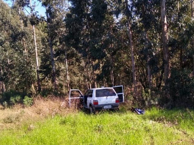 Veículo roubado é localizado em um mato próximo ao cemitério em Fontoura Xavier