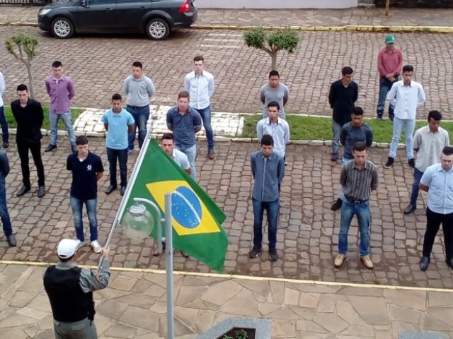 Trinta jovens prestaram juramento a bandeira em Mormaço