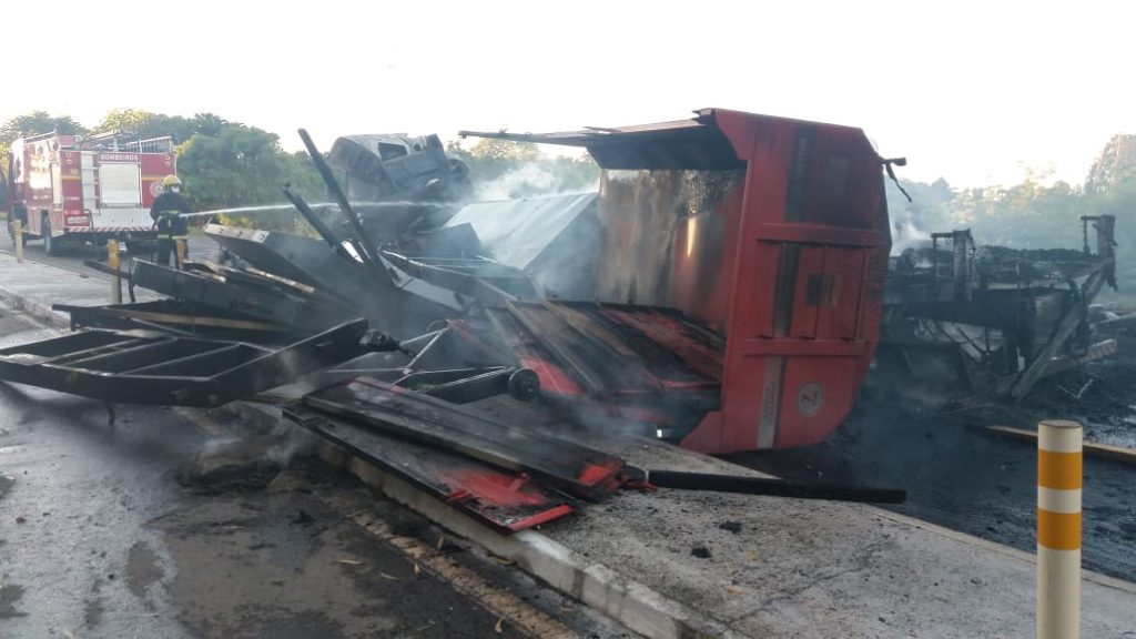 Caminhão sofre possível pane mecânica e incendeia na BR-386 em Mormaço