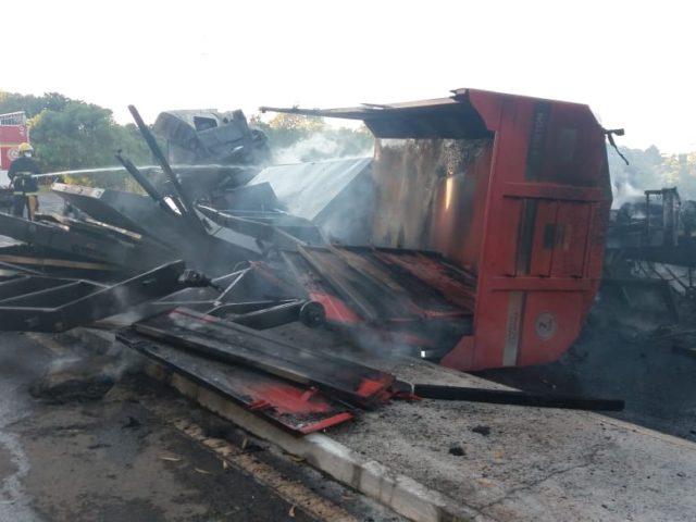 Caminhão sofre possível pane mecânica e incendeia na BR-386 em Mormaço