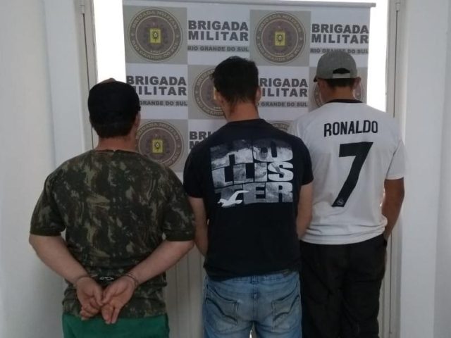 Três pessoas são presas por porte ilegal de arma de fogo no interior de Ibirapuitã