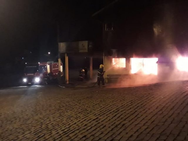 Incêndio é registrado em estabelecimento comercial no centro de São José do Herval