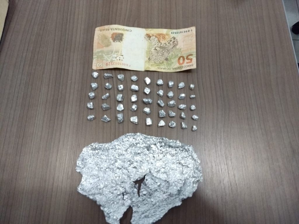 Pedras de crack, dinheiro e celular são encontrados em residência de homem preso em Tapera