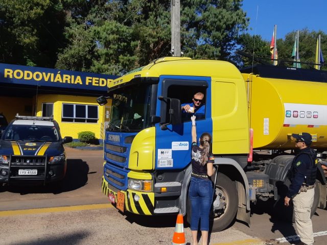 PRF participa da entrega de alimentos a caminhoneiros em Lajeado
