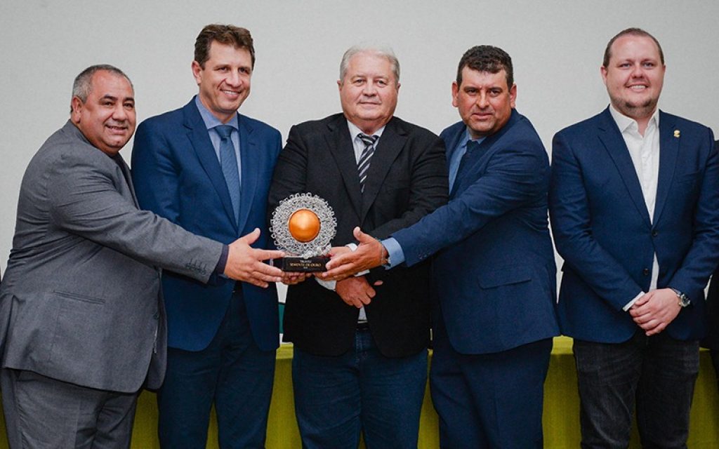 Ernani Polo recebe troféu semente de ouro na Expodireto 2020