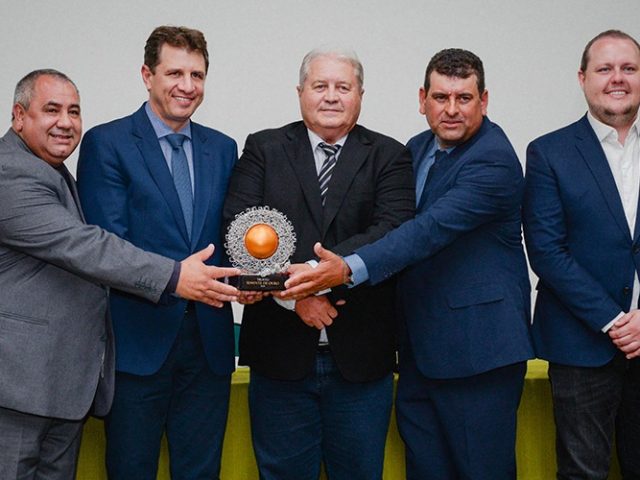 Ernani Polo recebe troféu semente de ouro na Expodireto 2020