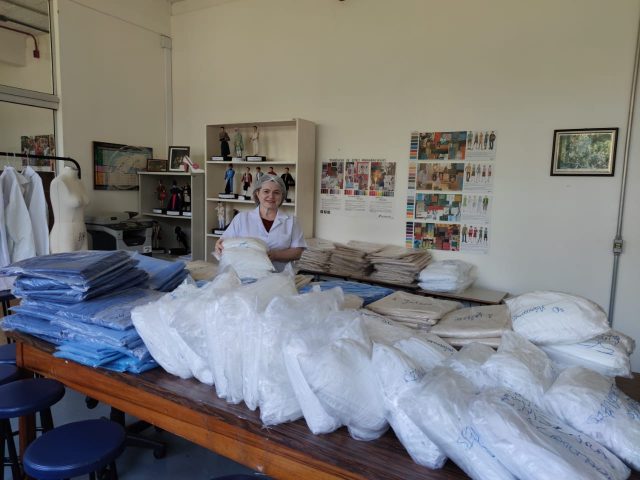 Voluntários da UPF entregam 3,5 mil máscaras descartáveis para uso no enfrentamento da covid-19 em Passo Fundo