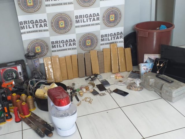 BM de Soledade prende três homens e apreende um menor por tráfico de drogas, posse ilegal de arma de fogo e receptação