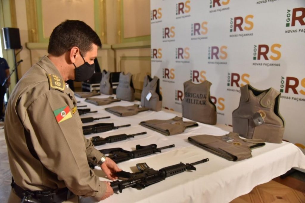 Governo do Estado entrega 799 fuzis carabinas e 1,7 mil coletes balísticos à Brigada Militar