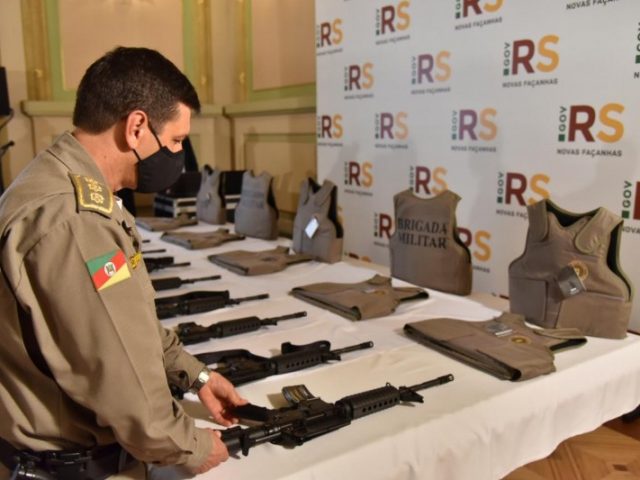 Governo do Estado entrega 799 fuzis carabinas e 1,7 mil coletes balísticos à Brigada Militar
