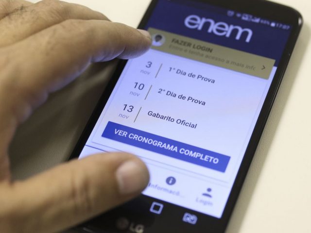 Candidatos do Enem lidam com internet precária e estudos pelo celular