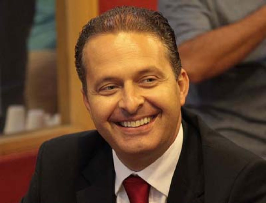 Candidato à presidência Eduardo Campos estava em avião que caiu em Santos -  Rádio Soledade AM
