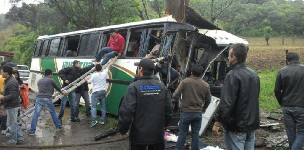 Ônibus de Ibirapuitã envolve-se em acidente na ERS 324, em Marau