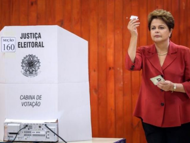 Acompanhada de Tarso, Dilma vota em Porto Alegre