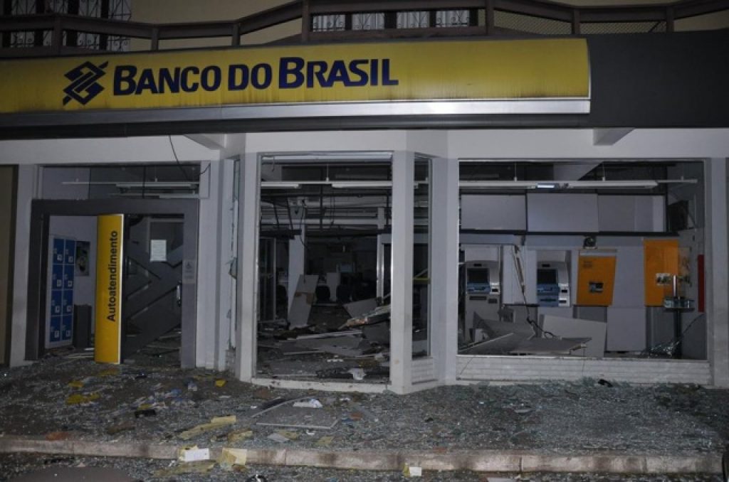 Criminosos explodem agência bancária em Arvorezinha