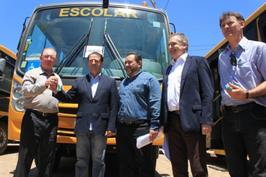 Governo entrega acessos asfálticos e ônibus escolares em Lagoão
