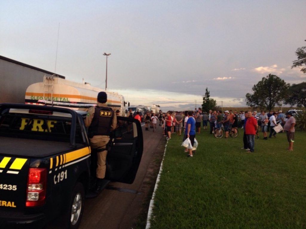 Com apoio da população, trânsito na BR 386 é interrompido em Soledade