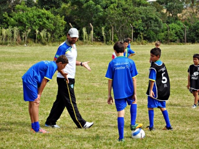 Parceria possibilita oficina de futebol a crianças ernestinenses