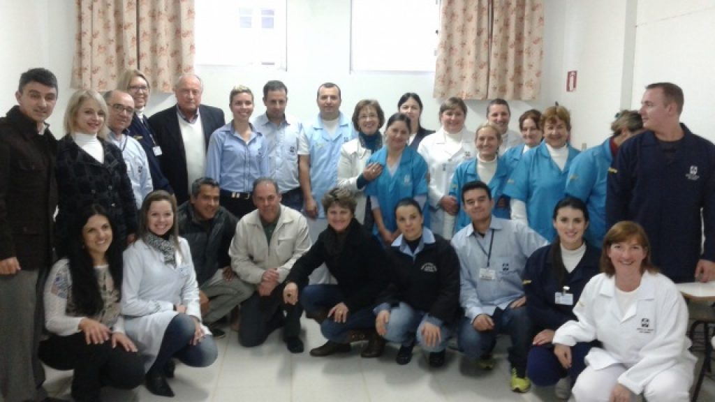 Sicredi realizou doação de uniformes a funcionários do Hospital Frei Clemente