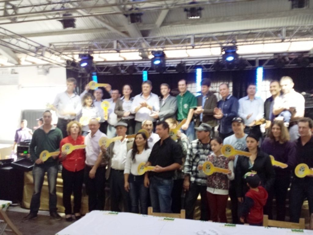 Sindicato dos Trabalhadores Rurais de Ibirapuitã entrega 16 casas