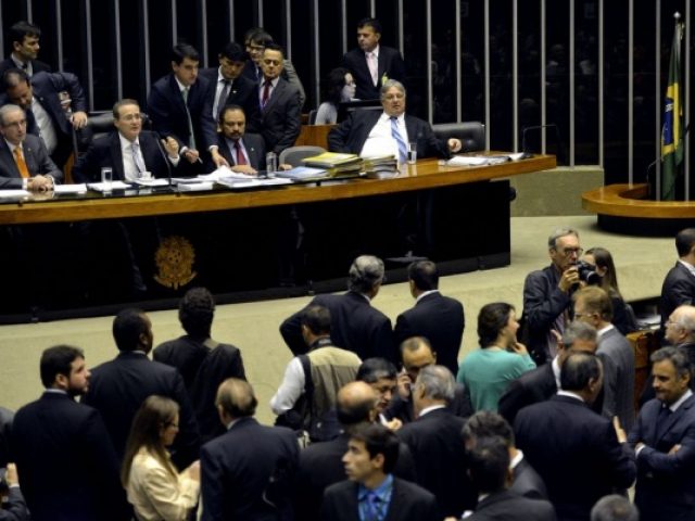 Deputados e senadores derrubam veto ao voto impresso