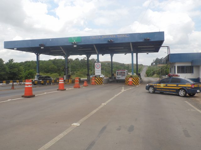 PRF restringe tráfego de caminhões em rodovias durante feriados