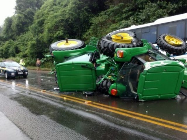 Tratores escapam de carreta e tombam na BR-386