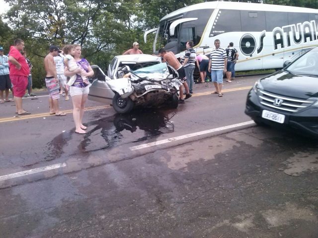 Motorista ferido em colisão com ônibus do grupo Os Atuais segue na UTI