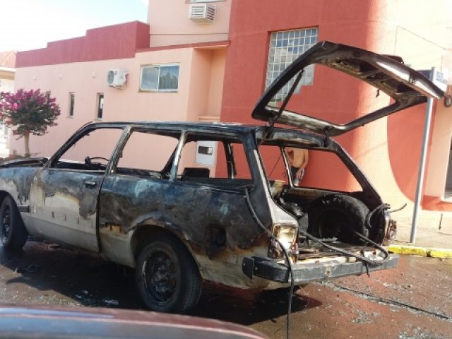 Veículo pega fogo no bairro ipiranga