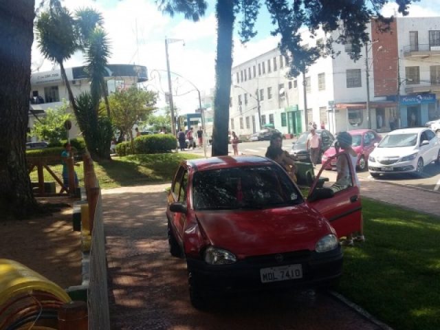 Carro vai parar dentro da Praça Central de Soledade após colisão