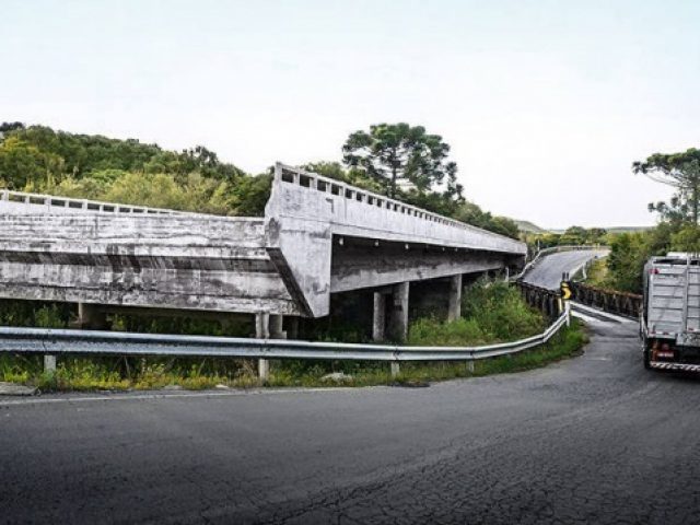 Ponte inacabada vira monumento à má gestão de obras públicas