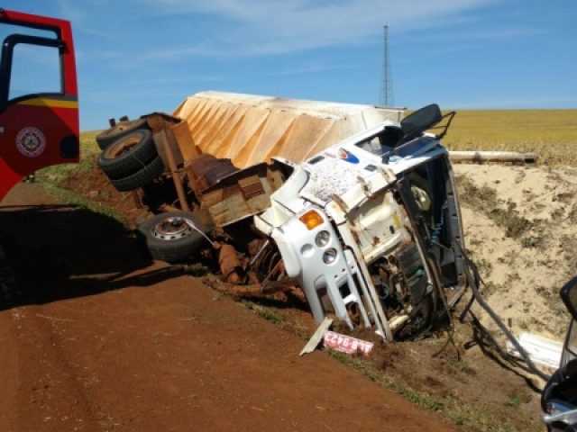 Caminhão de Tapera envolve-se em grave acidente entre  Coxilha e Sertão