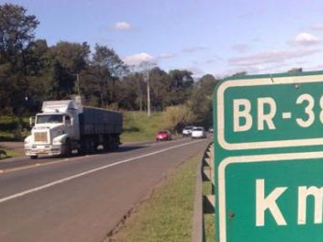 Camioneta sai de pista na BR-386 em São José do Herval