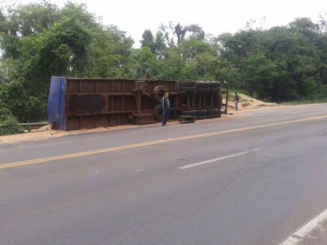 Carreta do Paraguai tomba na BR-386 em Pouso Novo