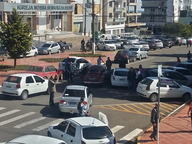 Celta e Fusca colidem no Largo da Matriz