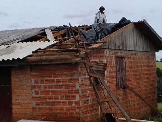 Aproximadamente 20 casas foram atingidas em Mormaço com o vendaval
