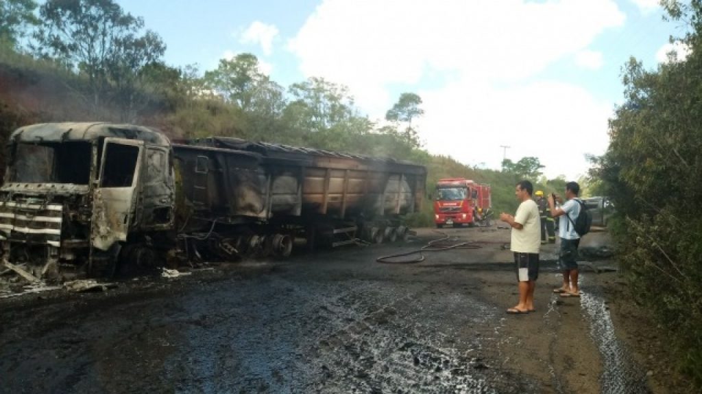 Carreta incendeia após colisão com caminhonete, na ERS 332, entre Soledade e Espumoso