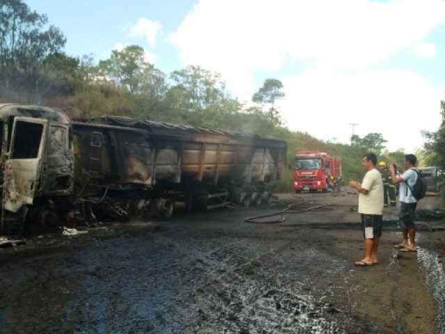 Carreta incendeia após colisão com caminhonete, na ERS 332, entre Soledade e Espumoso